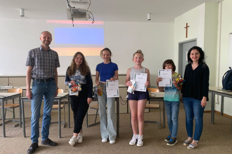 vlnr OStR Jochen Schienle, Jolina Dietze, Lilli Steger, Lena Dietz, Finn Hausmann und StRin Serife Ertug