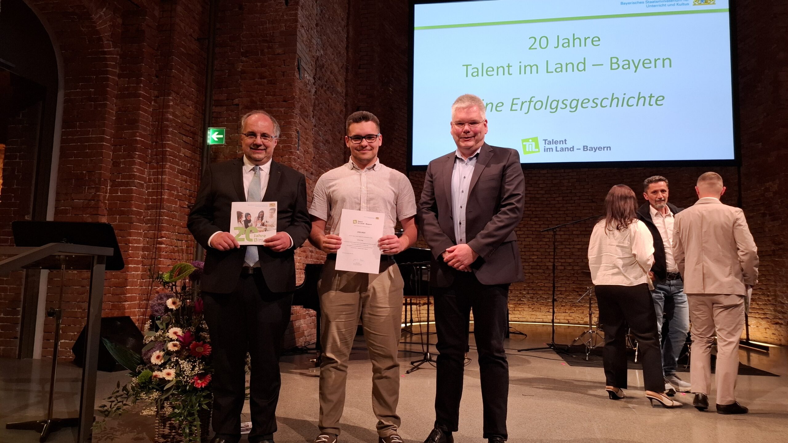 Dorian Hrgic mit Schulleiter Ulrich Zänker und Betreuer Josef Witt