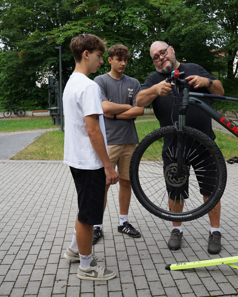 Weiß Grün Illustrativ Fahrradtour Sport Instagram Beitrag - 5